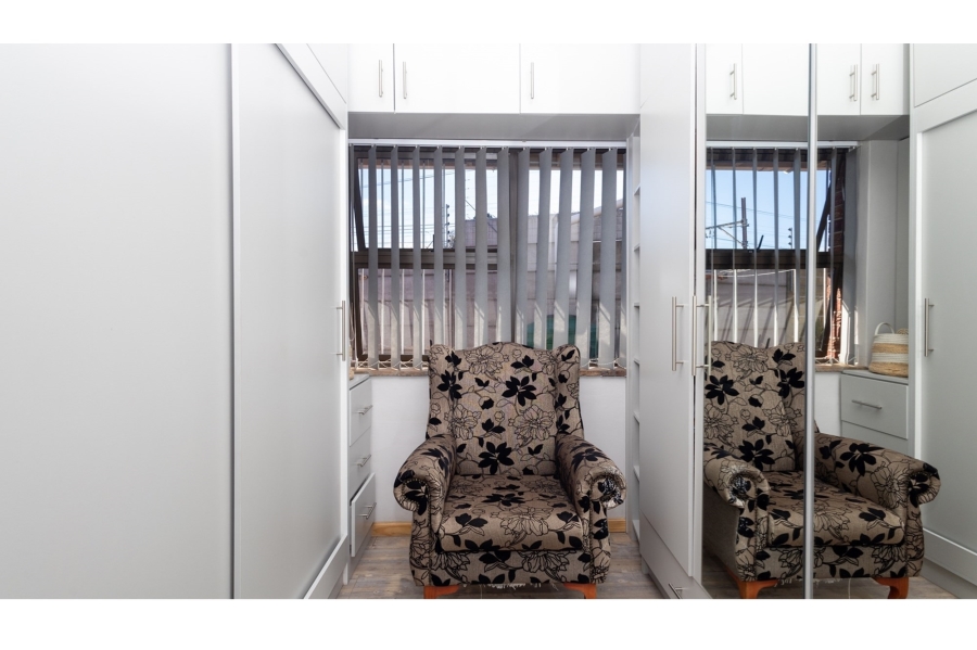 5 Bedroom Property for Sale in Avondale Western Cape